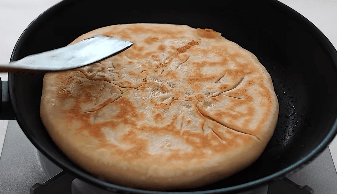 Рецепт дуже смачних і ніжних коржиків з картоплею та сиром на сковороді