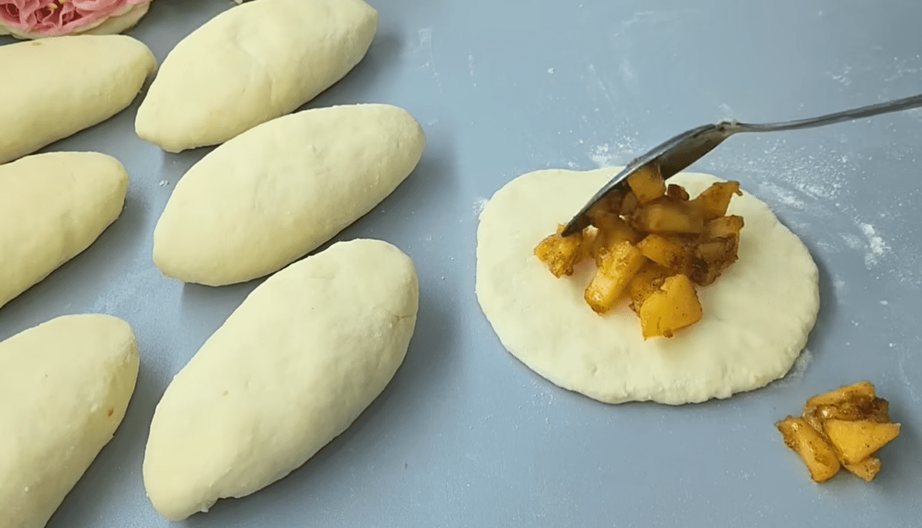 Рецепт смачних і соковитих сирних пиріжків з яблуками