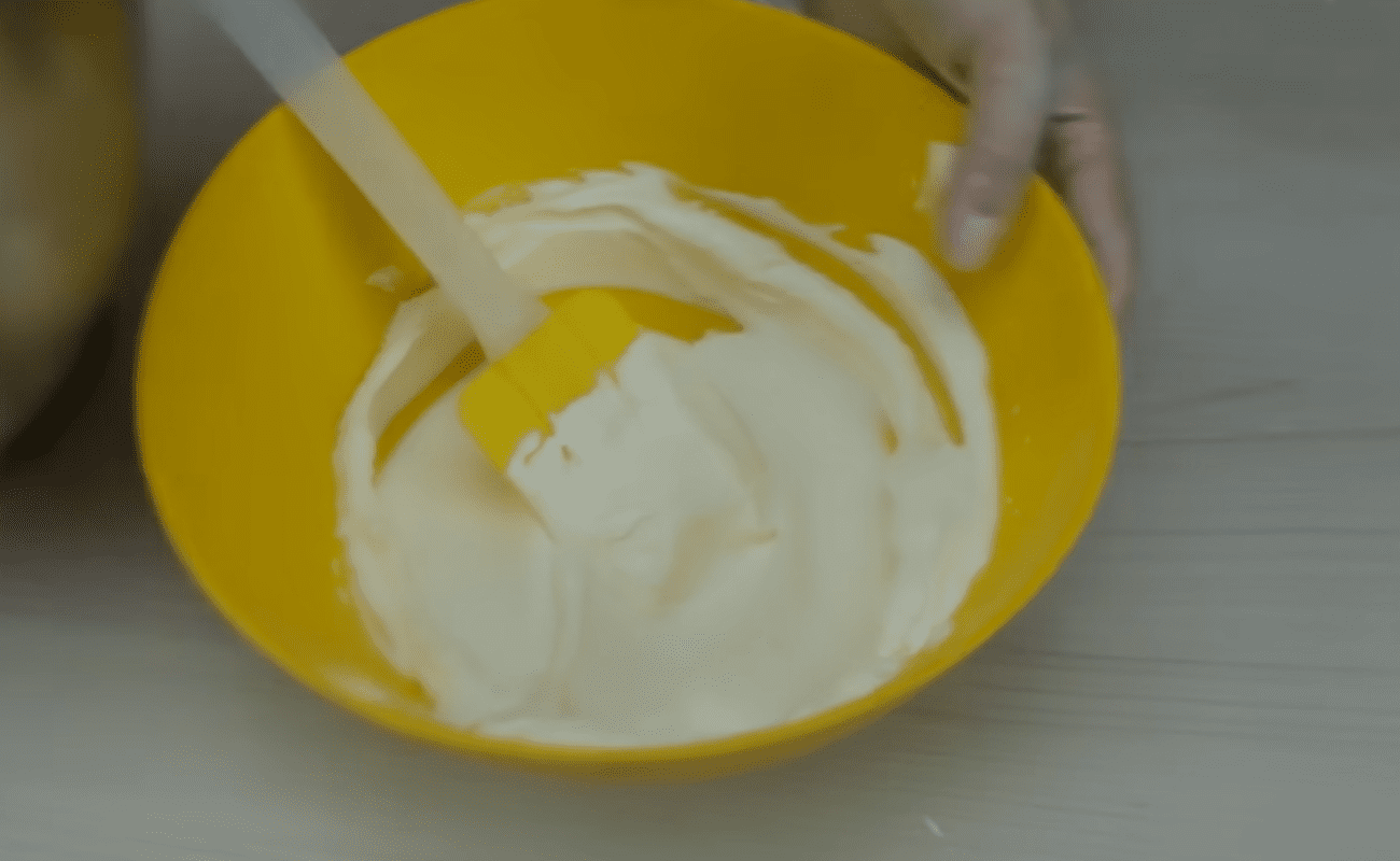 Рецепт дуже смачного крему для торта на основі згущеного молока і сиру