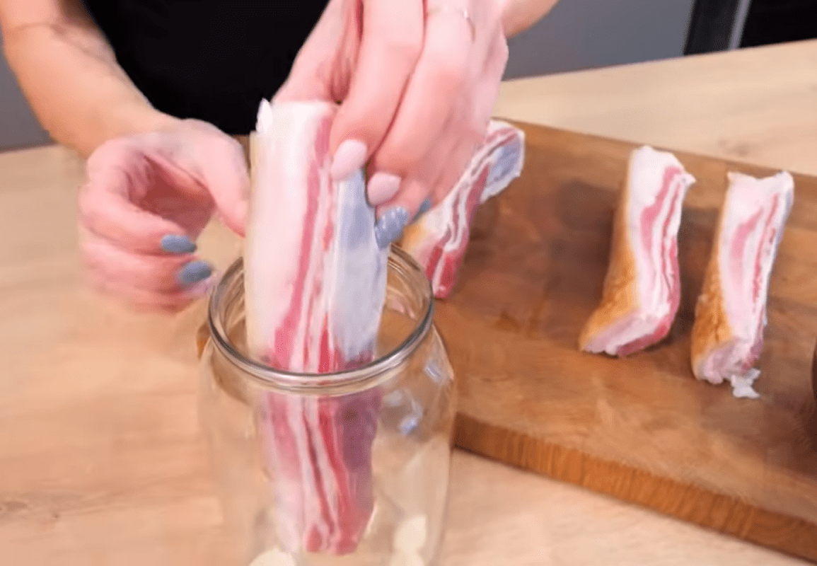 Кулінари розповіли, як швидко засолити сало у розсолі