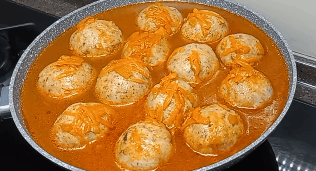 Напрочуд економно і смачніше не буває: чернівчанки готують курячі тефтельки за копійки 