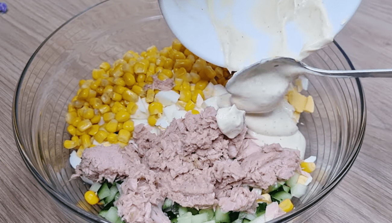 Кулінари поділилися рецептом смачного салату з тунця та кукурудзи