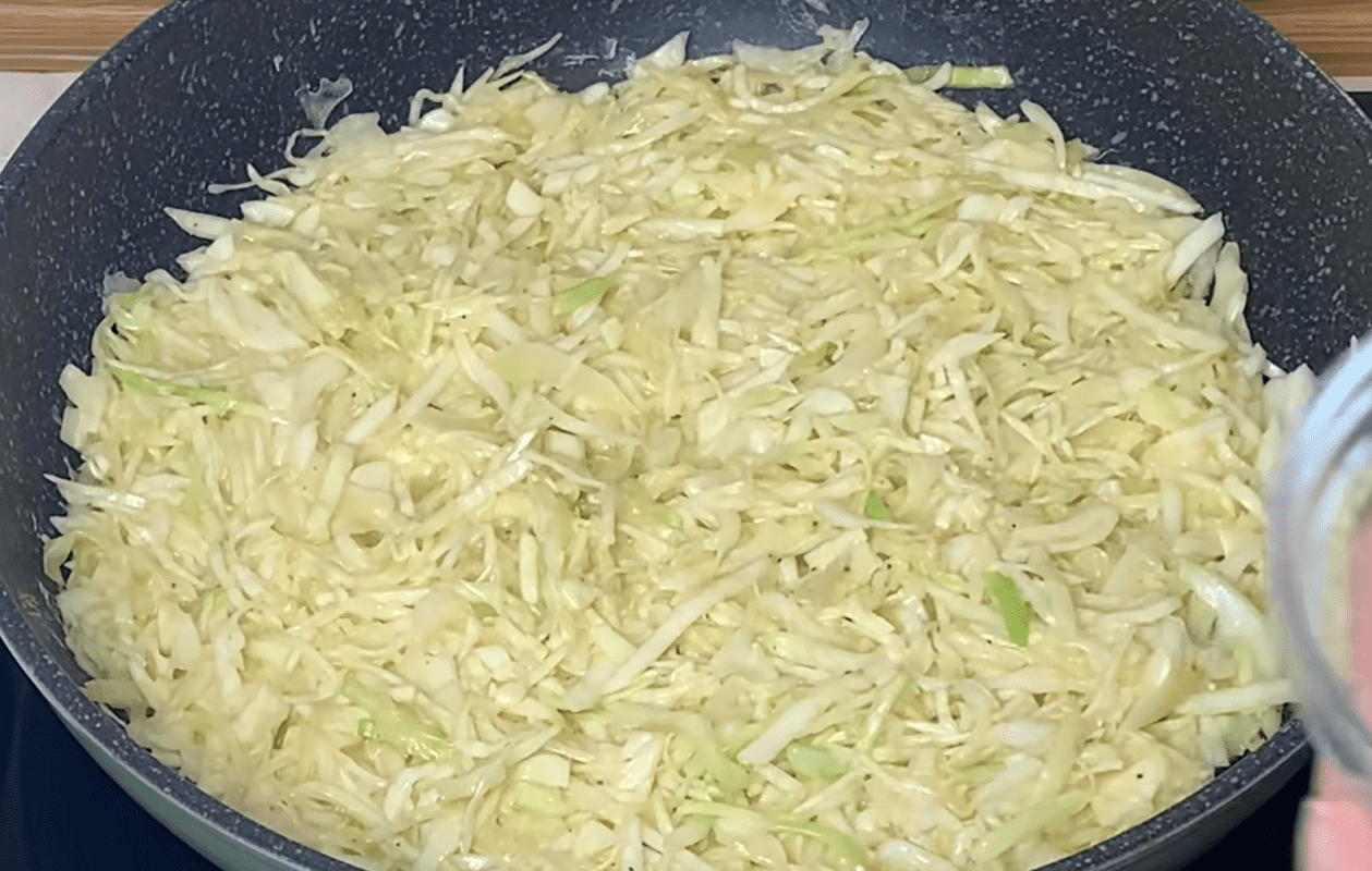  Рецепт швидкого і смачного сніданку з капусти і яєць