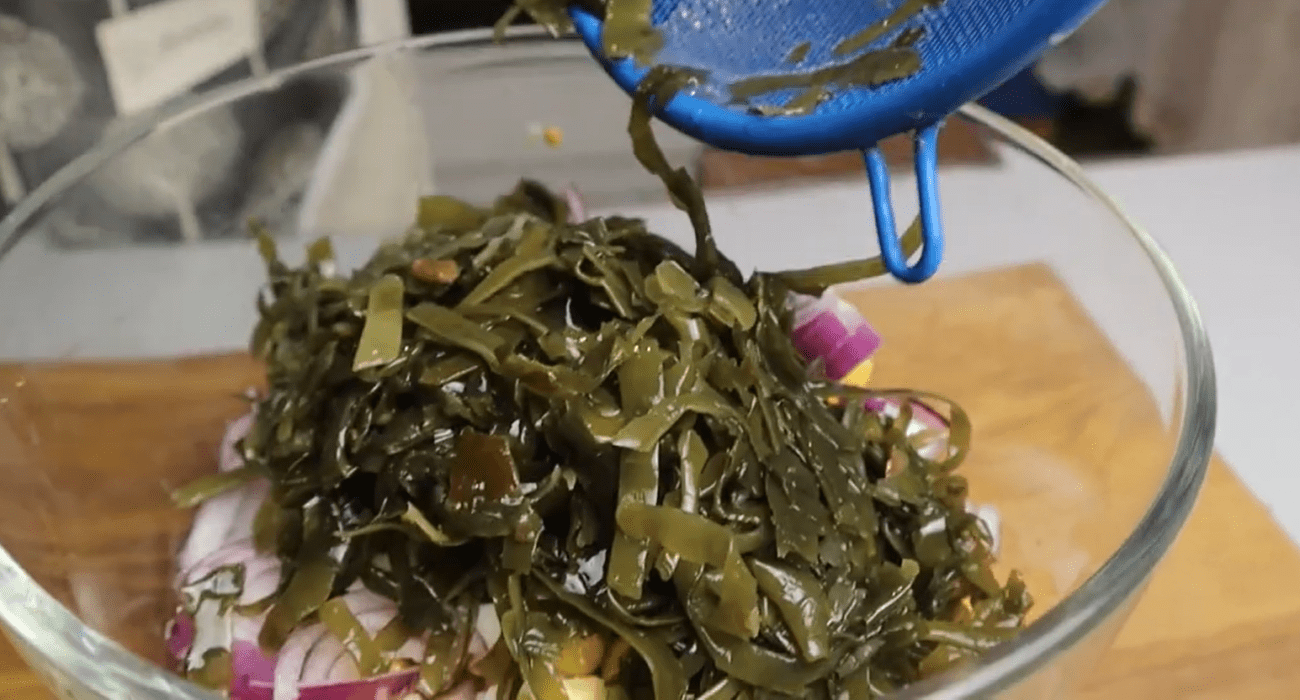 Рецепт смачного і соковитого салату з морською капустою