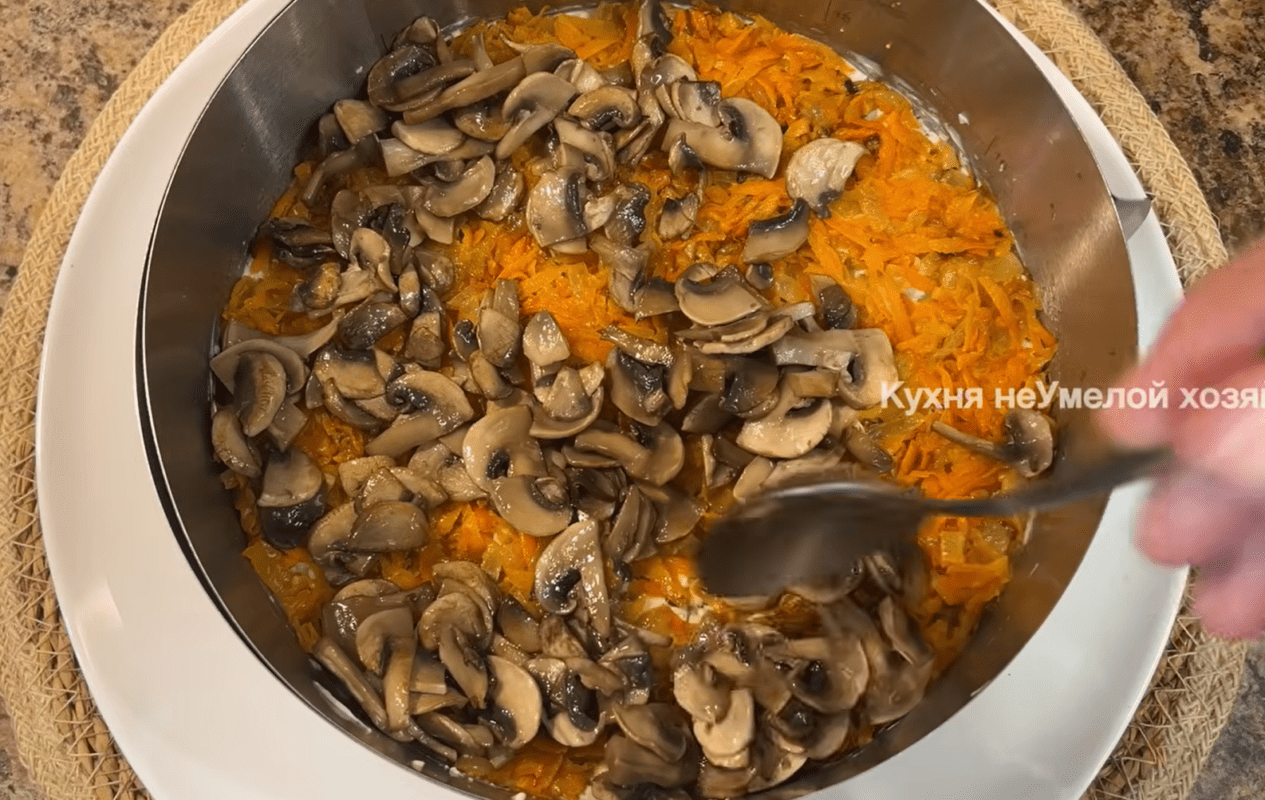 Кулінари поділилися рецептом нового салату з куркою і сиром