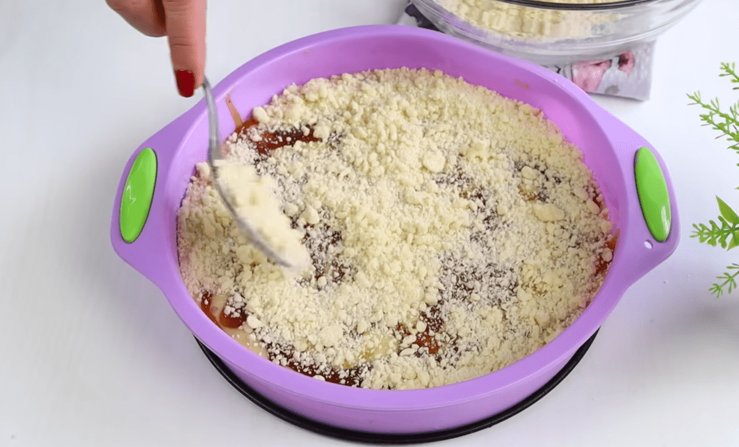 Рецепт простого і бюджетного пирога до чаю: дуже пухкий і смачний