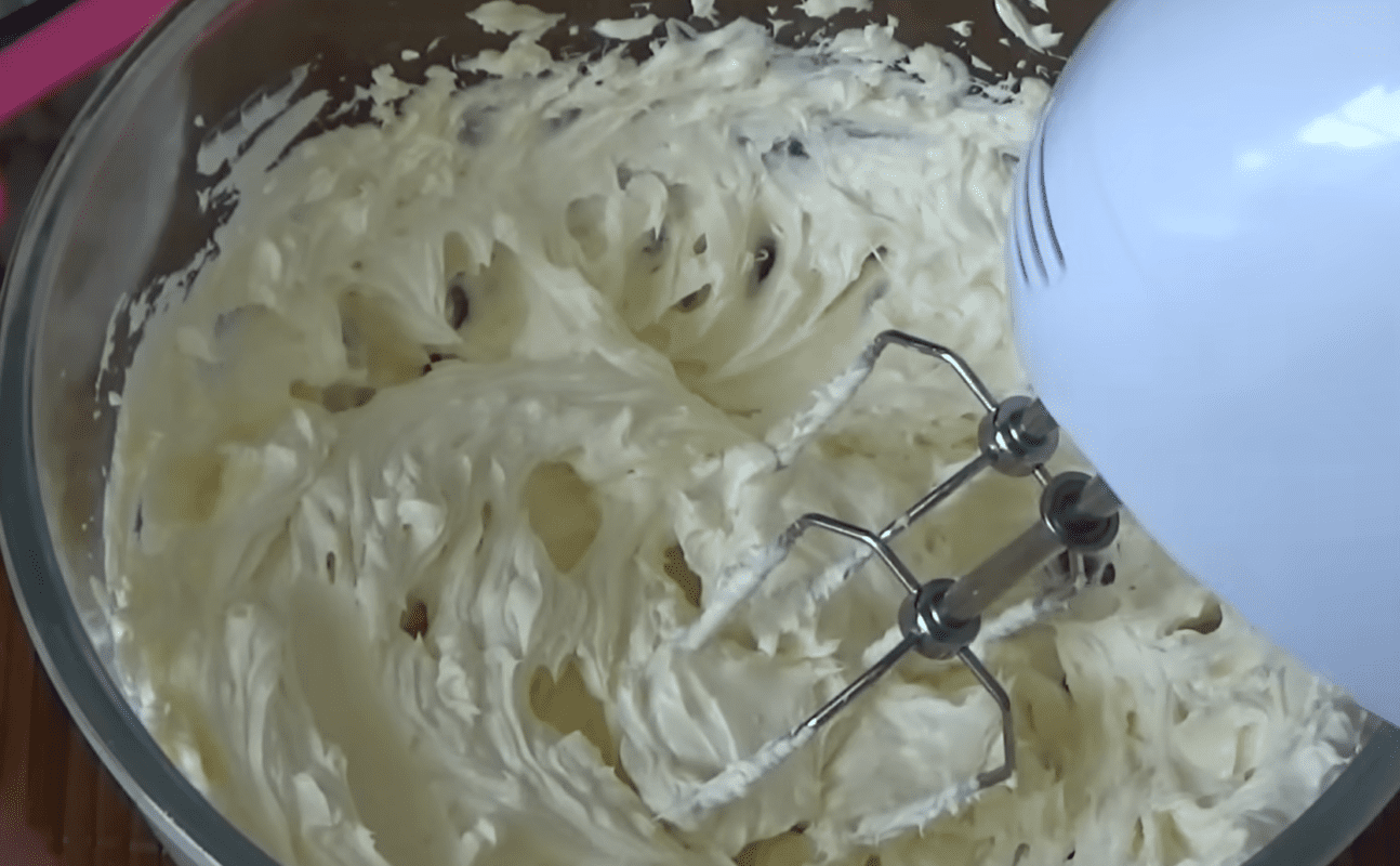 Рецепт смачного і ніжного крему Пломбір для тортів та кексів