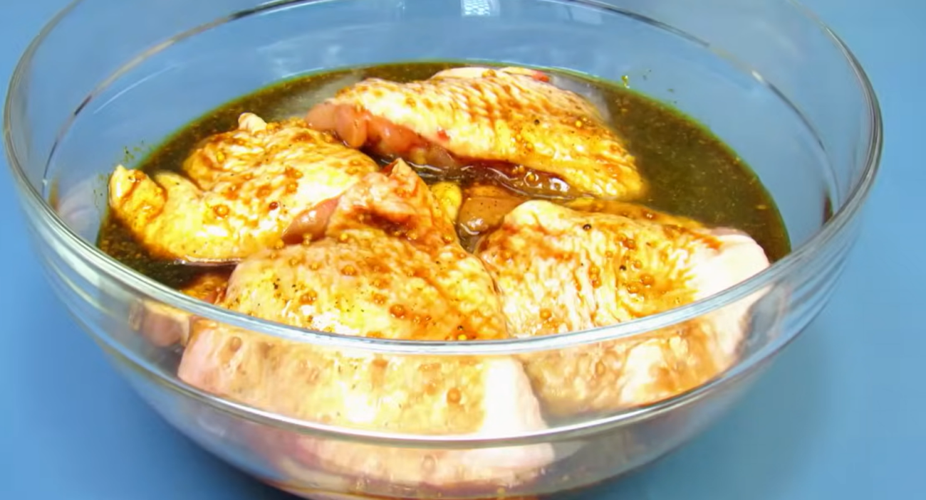 Кулінари поділилися рецептом курячих стегенець в медовому маринаді