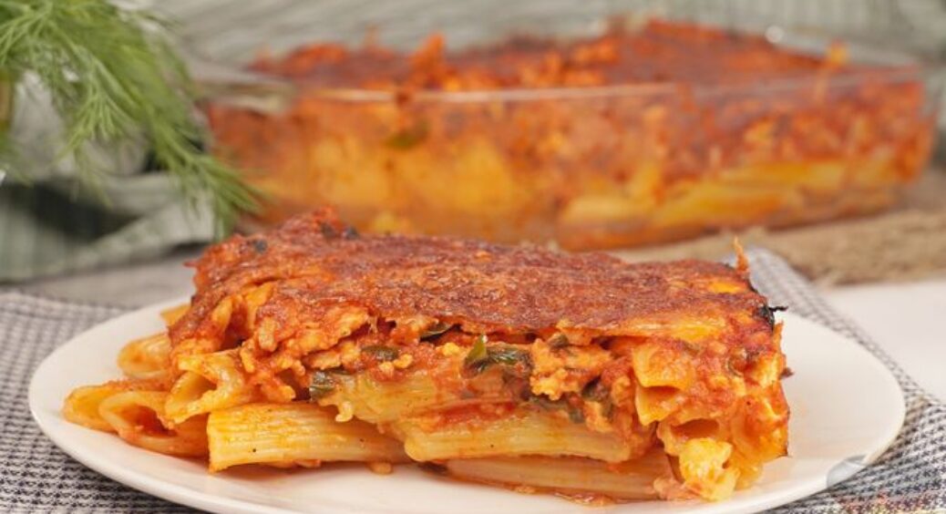 Кинули у форму макарони і ще 5 продуктів – і в духовку: смачна запіканка за 10 хв без метушні 