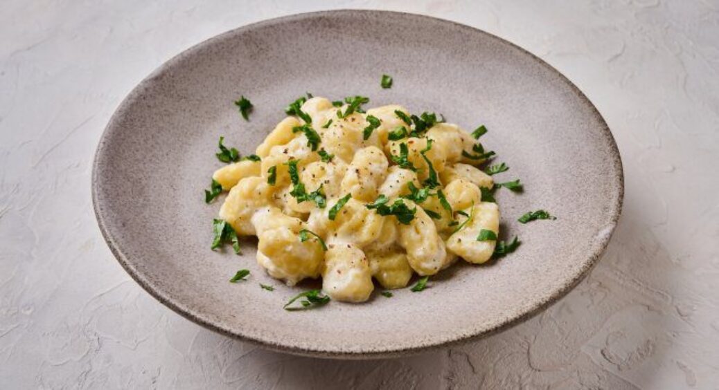 Є лише 2 картоплини та жменя борошна: готуємо розкішні італійські ньокки в українському стилі 