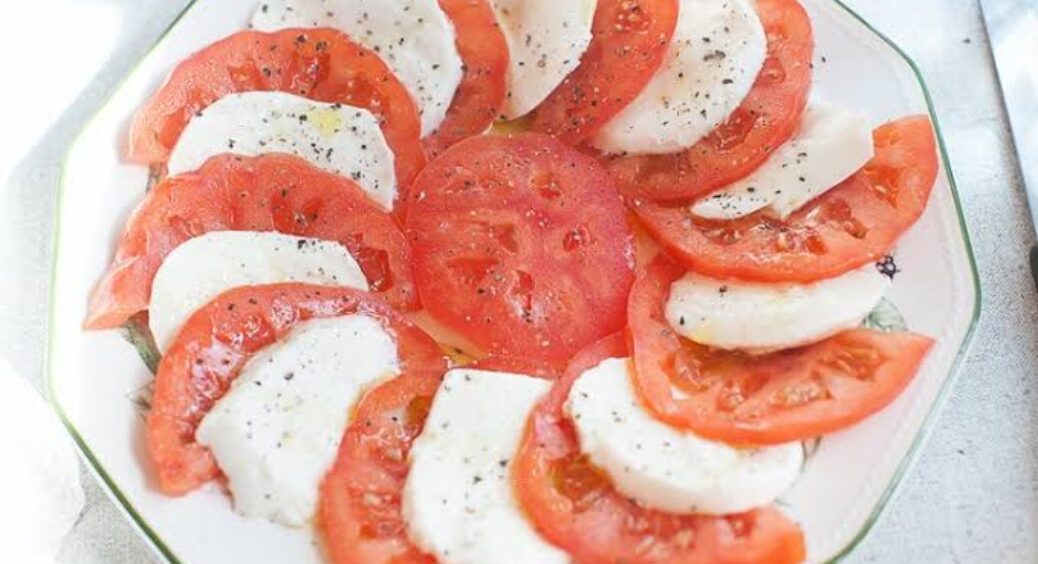 Томати з сиром і спеціями: 1 ложка і простий салат перетворюється на святкову закуску для гостей 