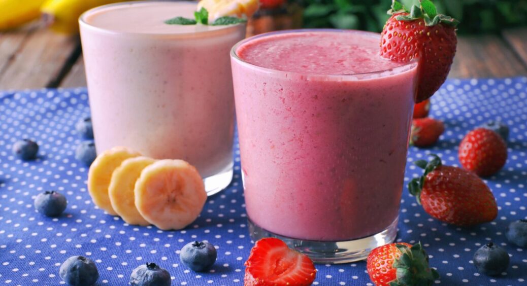 Домашній смузі з банана та ягід: легко, швидко і корисно для дітей та дорослих на сніданок 