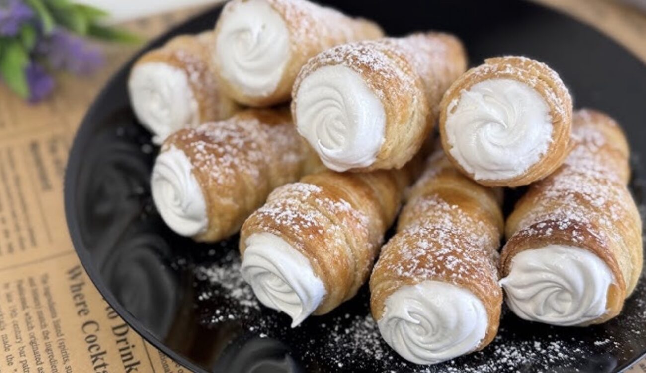 Кондитер розповів, як зробити смачні трубочки з кремом