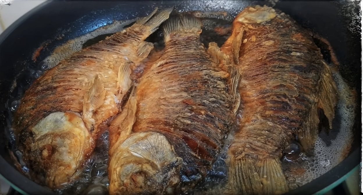 Кулінари пояснили, як позбутися дрібних кісточок у карасях