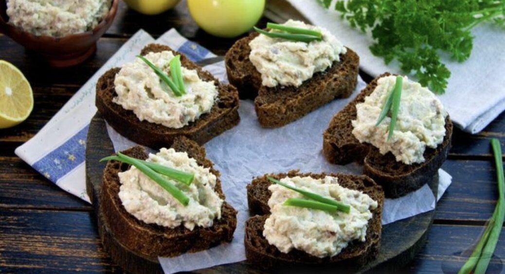 Бюджетна намазка з оселедцем за 5 хвилин в домашніх умовах: смак мʼякий, ніжний і вишуканий 