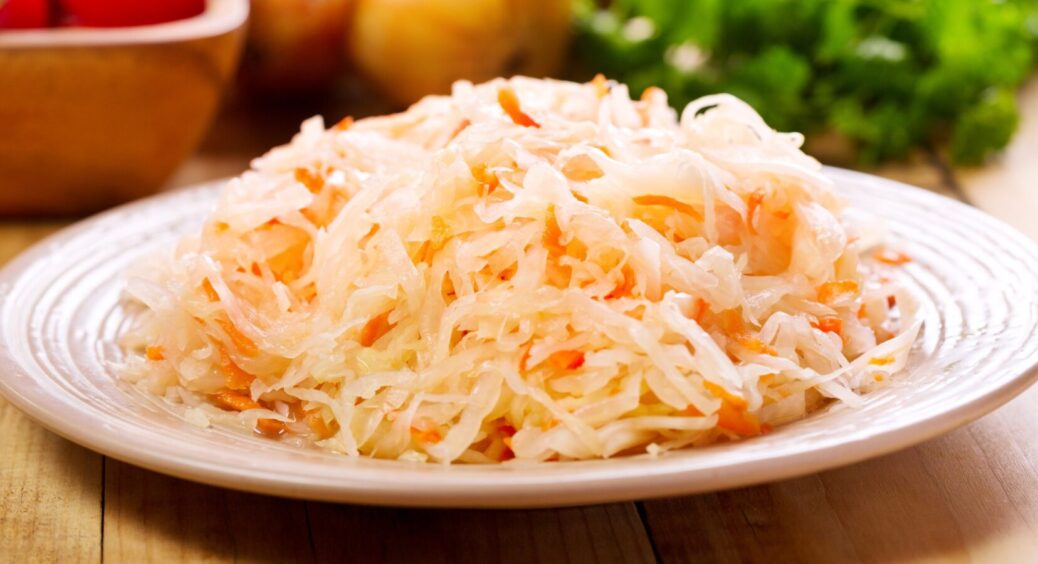 Вже 5 років готую так капусту – смакує на всі 200: ось в чому її мариную і як подаю до столу 