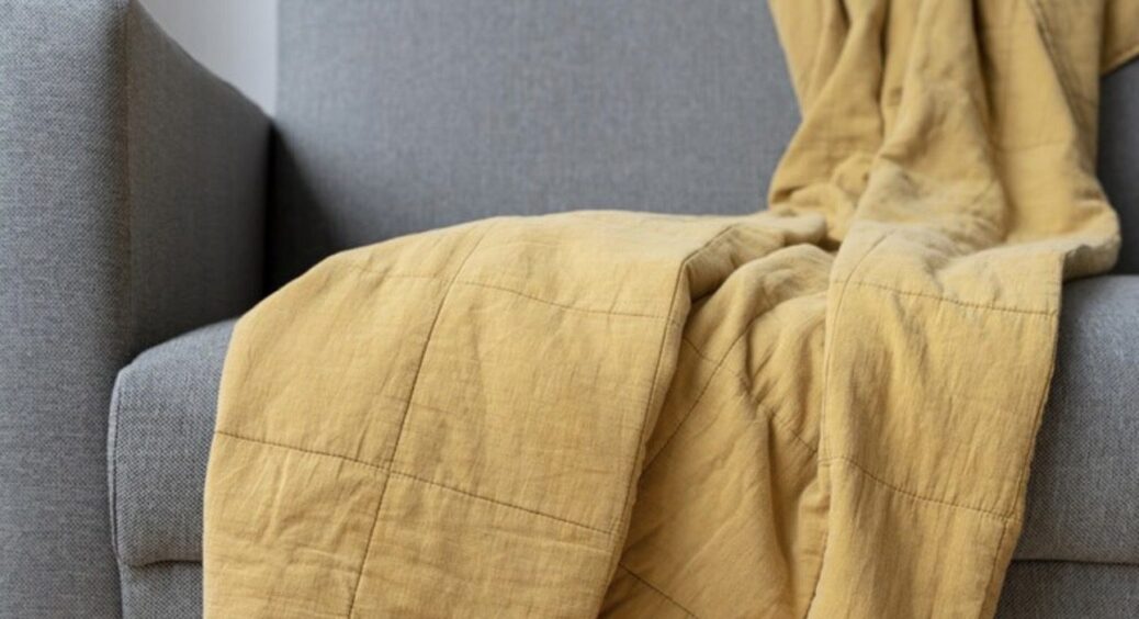 Що робити, якщо ковдра не поміщається в пральну машину: обійдемося без “хімчистки” 