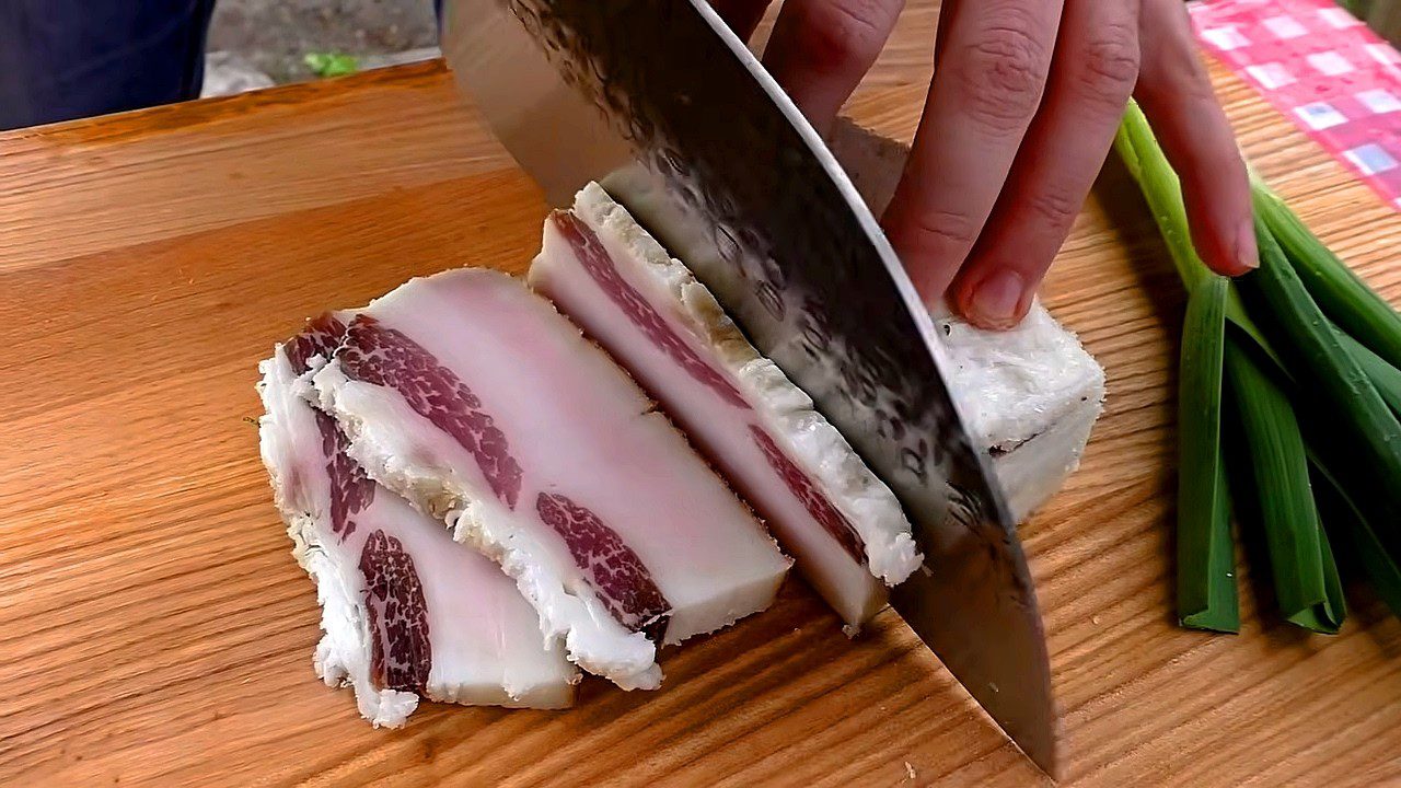 Вчені розповіли про користь сала із часником