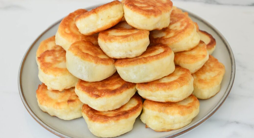 Лише 2 яблука та 1 яйце: готую ніжний десерт на сковороді “По-німецьки” за 10 хвилин 