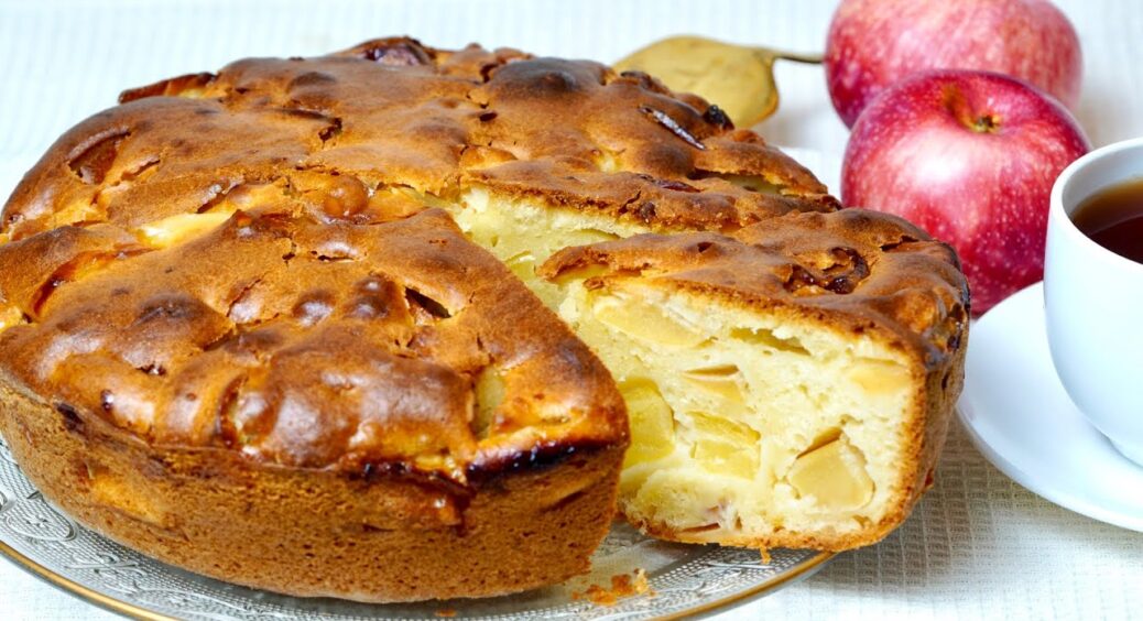 Готується простіше печива, а на смак – торт: соковитий пиріг, в якому 1.5 кілограми яблук 