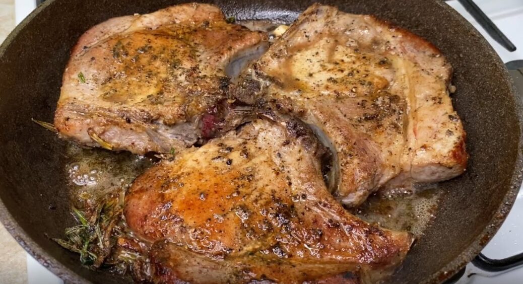 М’ясо більше не прилипає до сковорідки: і це не через якість посуду, а через техніку смаження 