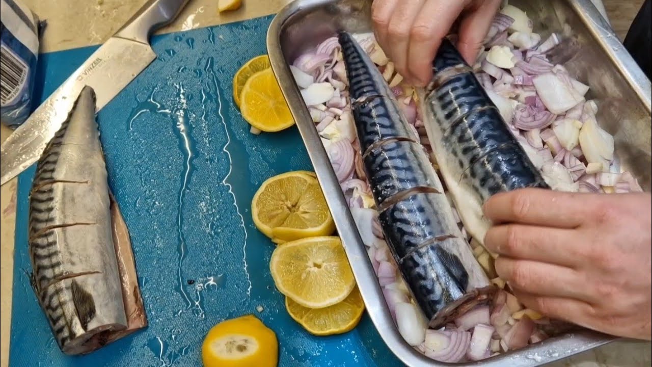 Кулінари розповіли, при якій температурі запікати скумбрію