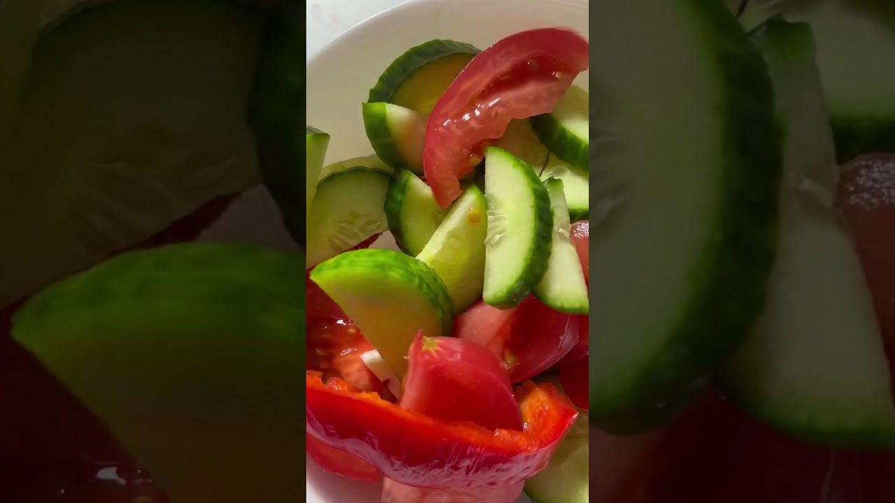 Дієтологи розповіли, чому не можна поєднувати огірки та помідори в одному салаті 
