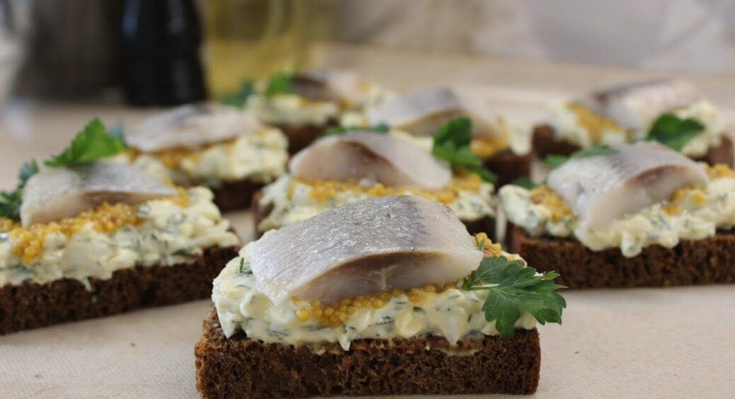 Замість дорогої червоної риби солю цей оселедець “Матіас”: ідеальний для святкових канапе 