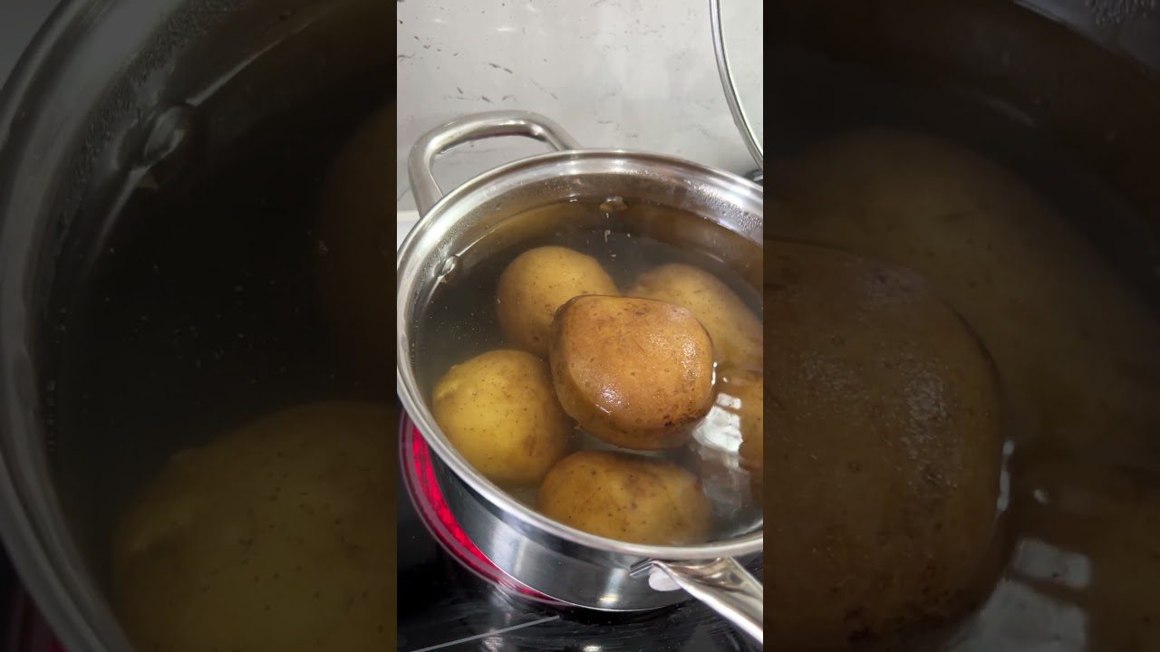 Як швидко почистити від шкірки варену картоплю