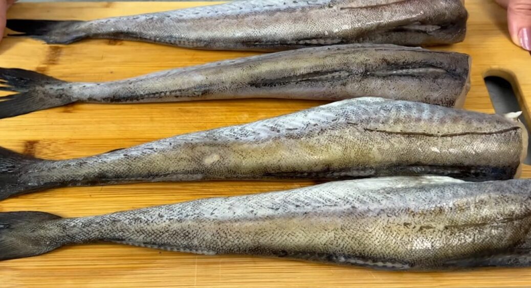 Загорнула шматки хека у пергаментні конверти – і вмикаю духовку: рибка з гарніром за 25 хвилин 