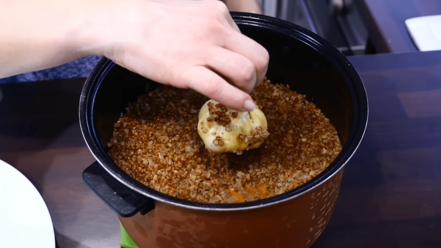 Кулінари розповіли, як приготувати ароматний плов із гречки та курки