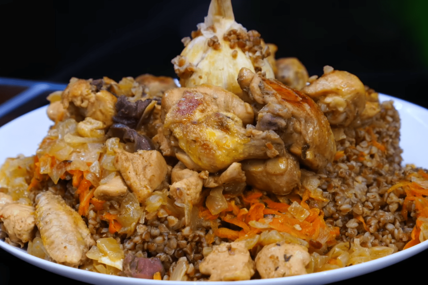 Кулінари розповіли, як приготувати ароматний плов із гречки та курки