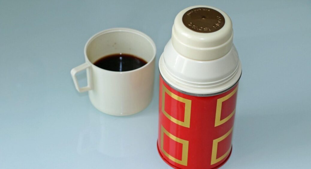 Мій термос тримає кип’яток до 24 годин: 1 маленька хитрість, якої навчила бабуся 