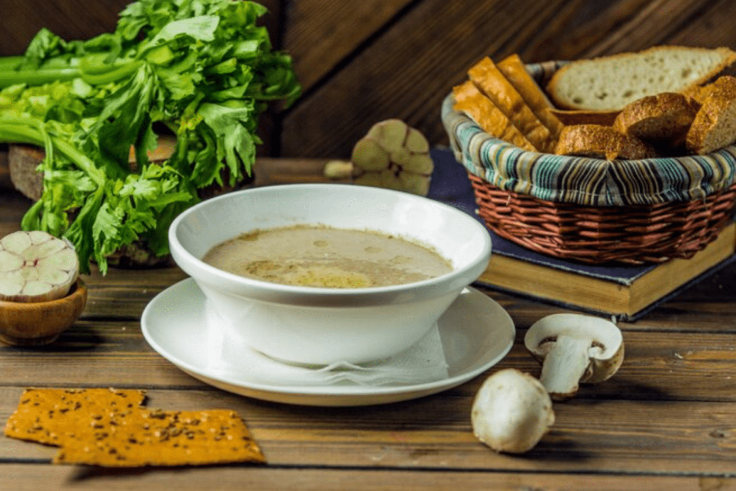 Кулінари розсекретили, як приготувати наваристу й ароматну грибну юшку