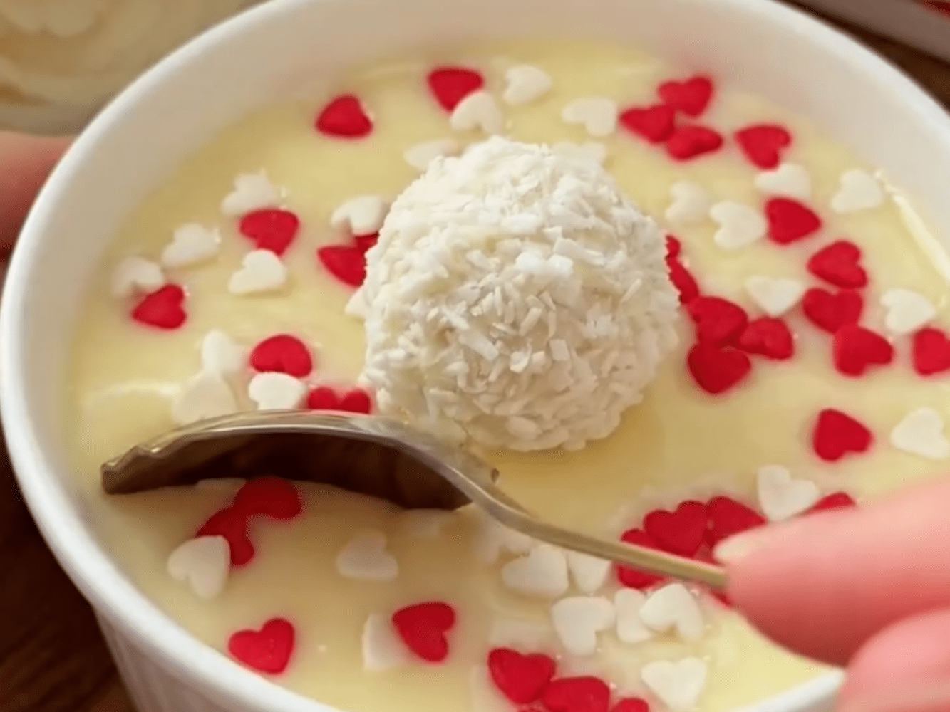 Кулінари поділились рецептом ніжного чизкейка Рафаело з бюджетних продуктів Кулінари поділились рецептом ніжного чизкейка Рафаело з бюджетних продуктів