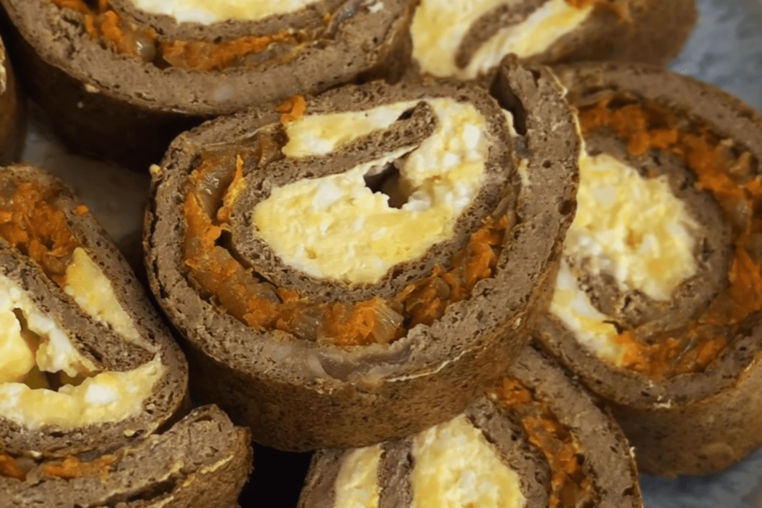 Кулінари поділились рецептом ситного й ароматного печінкового рулету