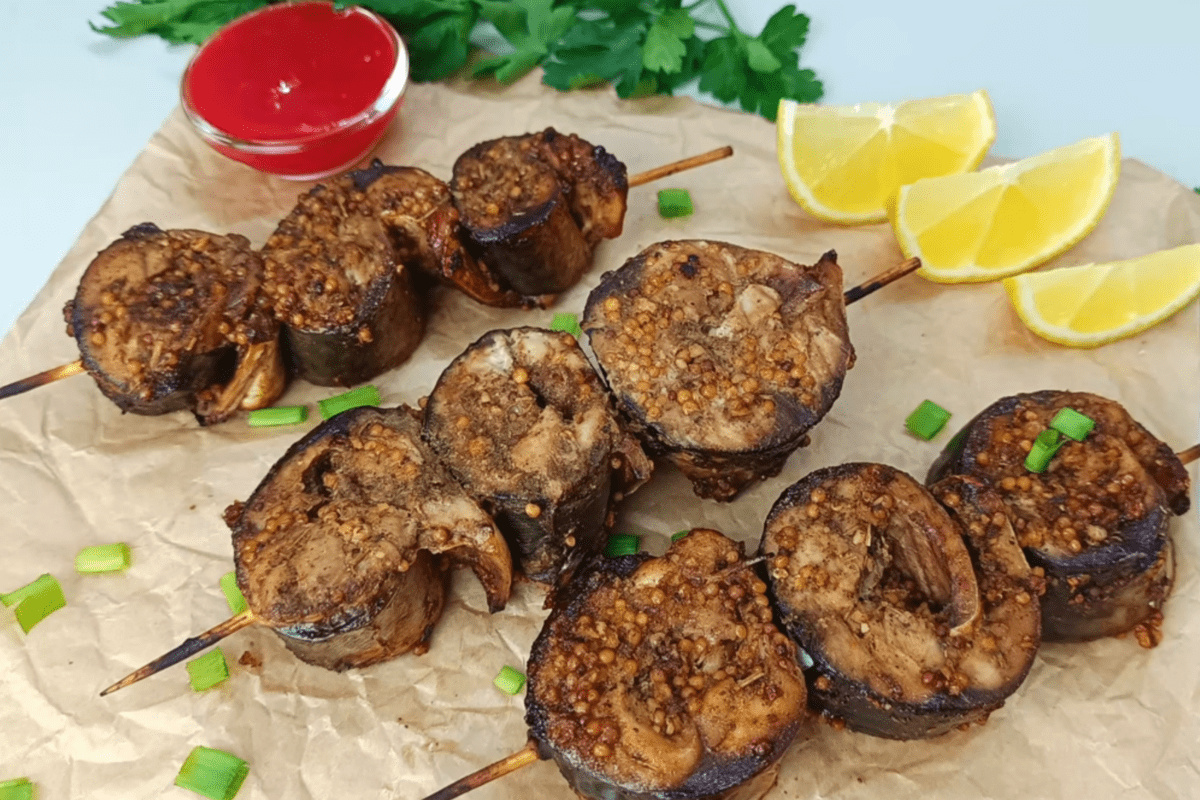 Кулінари поділились рецептом шашликів зі скумбрії в маринаді за 20 хвилин