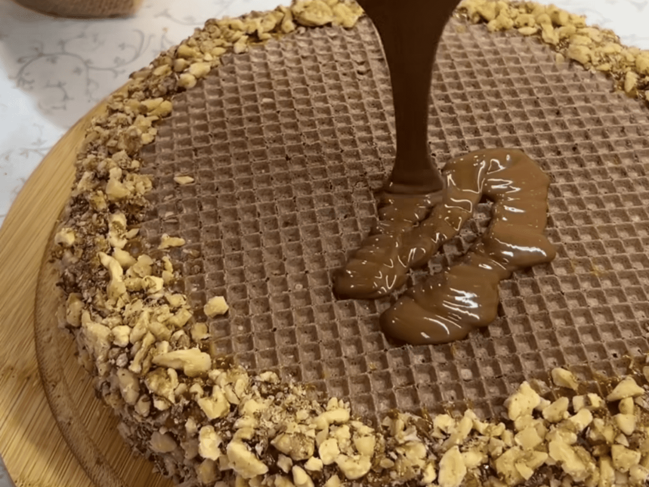 Кулінари поділились найсмачнішим рецептом вафельного торту зі згущеним молоком