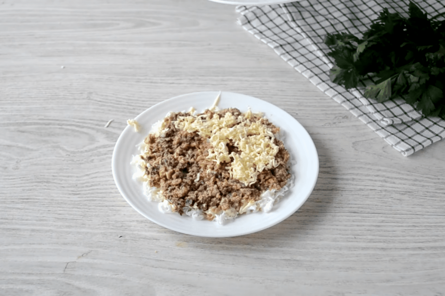 Кулінари поділились рецептом найпоживнішого салату з банки сардин