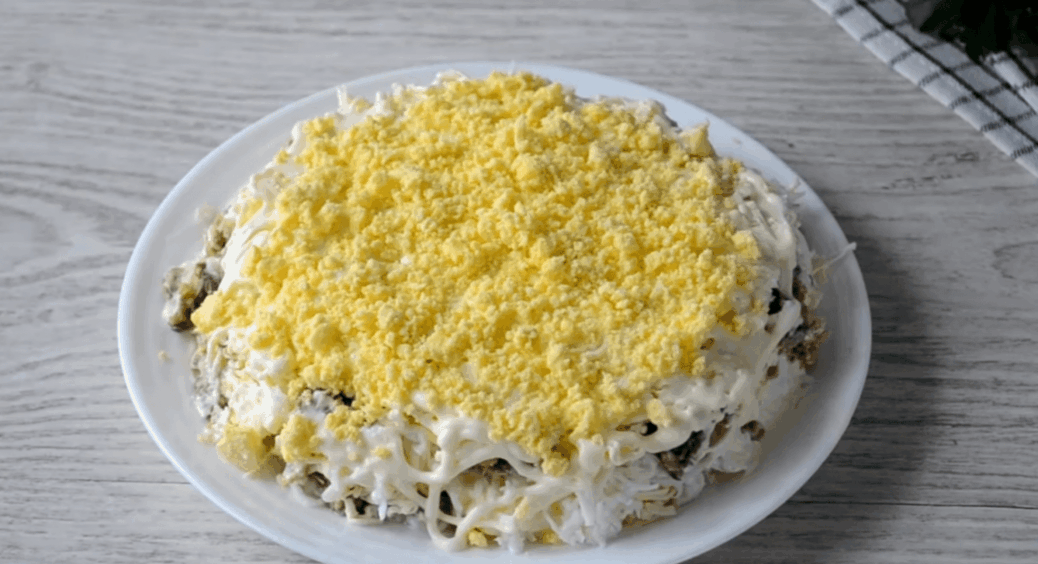 Печінка тріски, огірки, сир – і на виході смачний салат “Подружка”: до столу на 8 Березня 