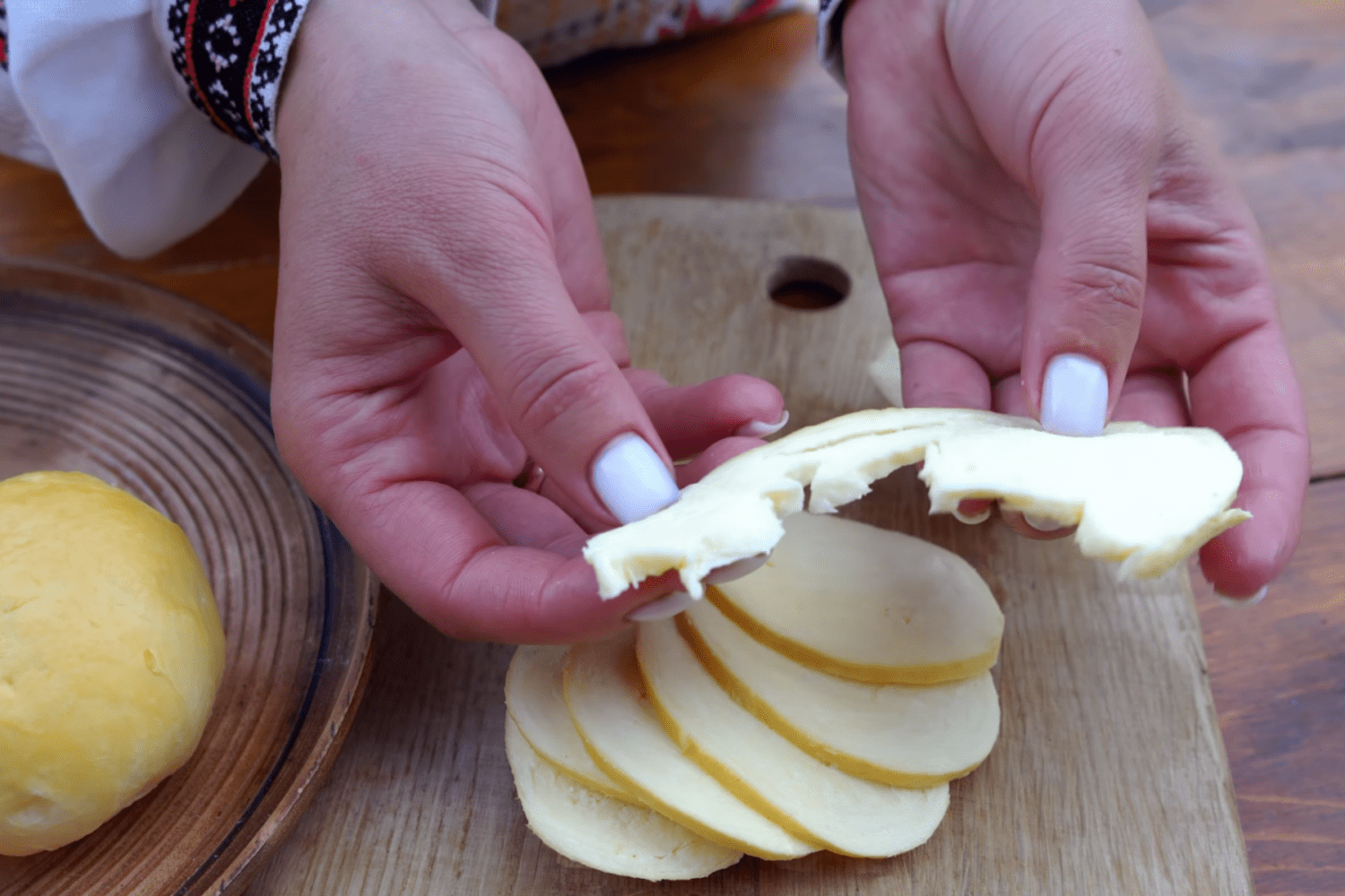 Кулінари розсекретили, як приготувати домашній сир моцарела з трьох інгредієнтів