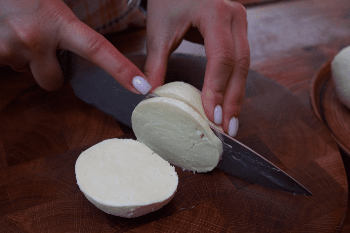 Кулінари розсекретили, як приготувати домашній сир моцарела з трьох інгредієнтів