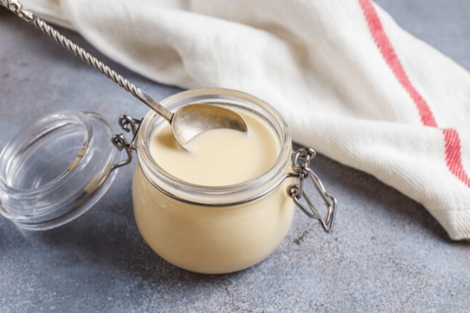 Кулінари розповіли, як приготувати домашнє згущене молоко без домішок