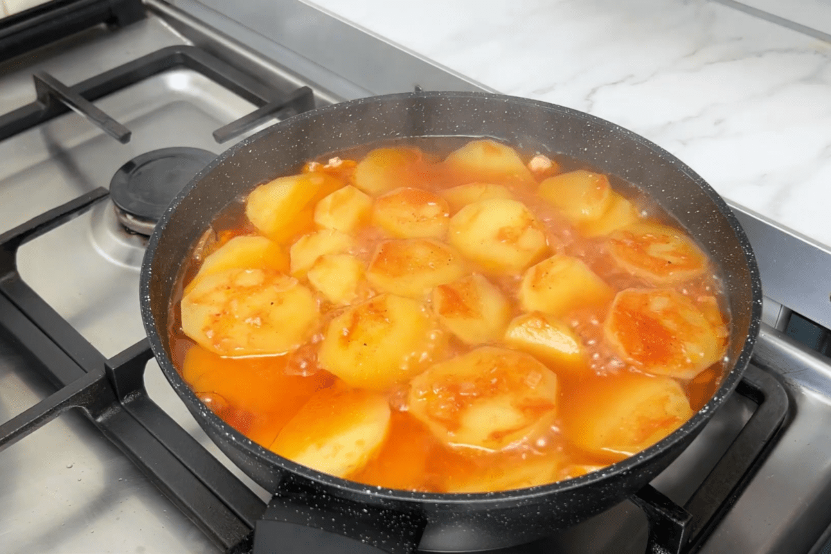 Кулінари поділились рецептом ситної вечері з картоплі, фаршу та грибів