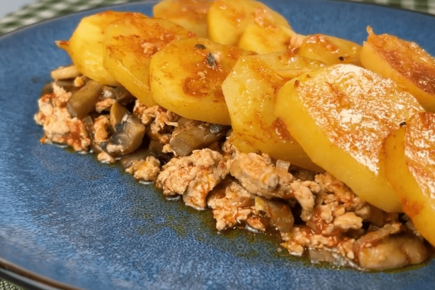 Кулінари поділились рецептом ситної вечері з картоплі, фаршу та грибів