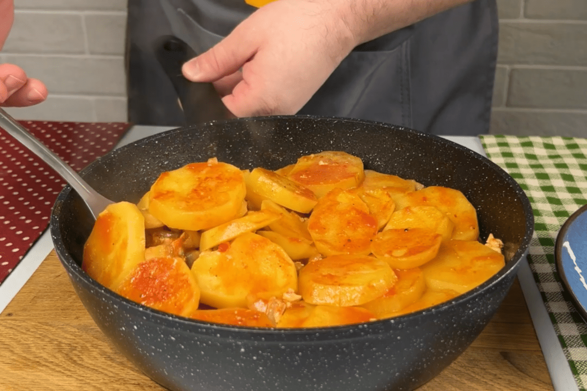 Кулінари поділились рецептом ситної вечері з картоплі, фаршу та грибів