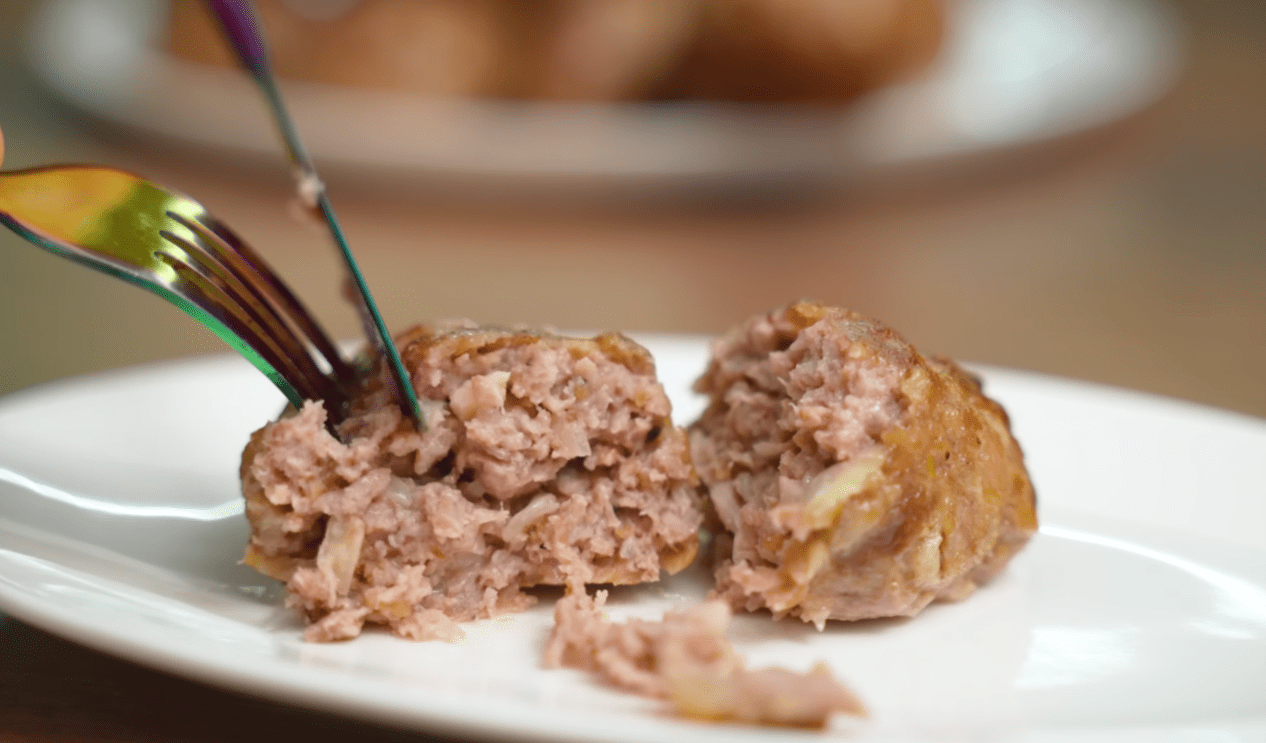 Рецепт смачних котлет у духовці, які готуються простіше, ніж на сковороді