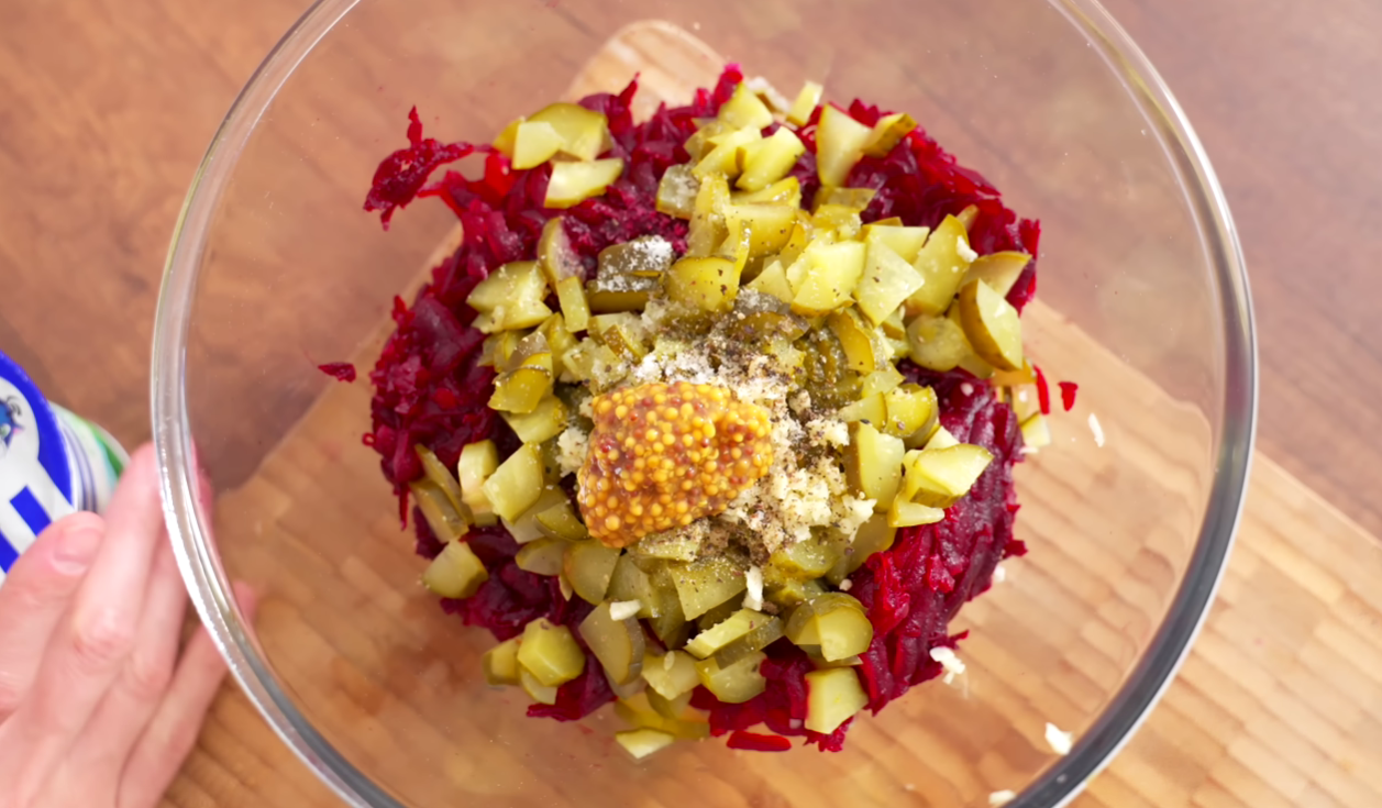 Смачний і простий салат із буряком та маринованими огірками – рецепт