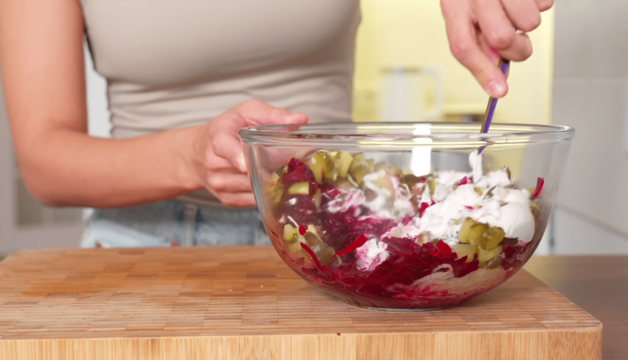 Смачний і простий салат із буряком та маринованими огірками – рецепт