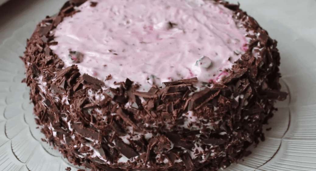 Стаканом варення і мукою можна здивувати: легендарний торт “Чорний принц” знову в моді у 2026 